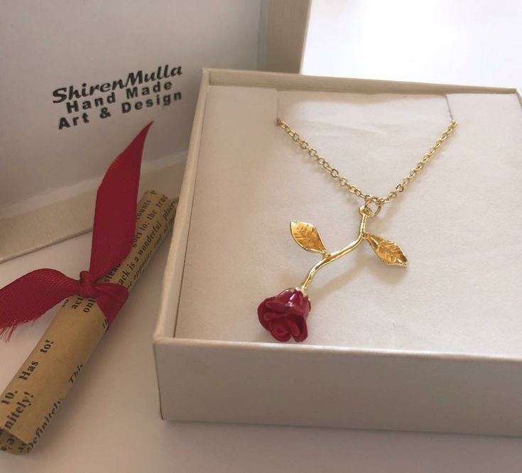 🌹 Elegant Red Rose Pendant Necklace