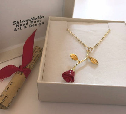 🌹 Elegant Red Rose Pendant Necklace