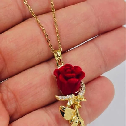 🌹 Elegant Red Rose Pendant Necklace