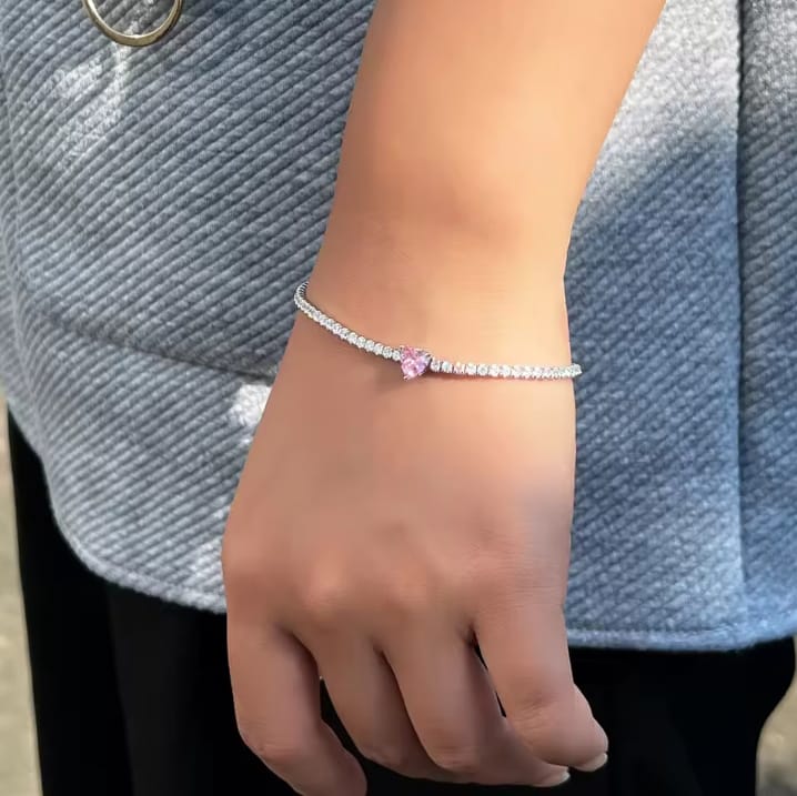 💖 Elegant Pink Heart Zirconia Bracelet – A Symbol of Love & Grace ✨