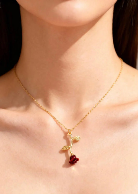 🌹 Elegant Red Rose Pendant Necklace